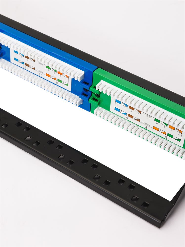 Патч-панель Maxicord 19" 1U кат.5е 24 порта RJ-45 цветные блоки DUAL IDC, с органайзером