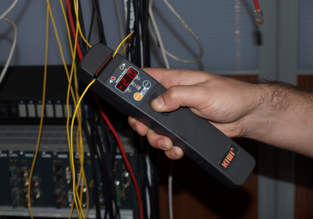 Идентификатор активного волокна, встроенный измеритель мощности от -50 до +20 дБм KIWI-4604